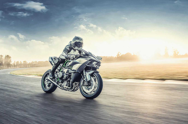 Kawasaki pulls the covers off the 2022 Ninja H2 and H2 R | MotoDeal