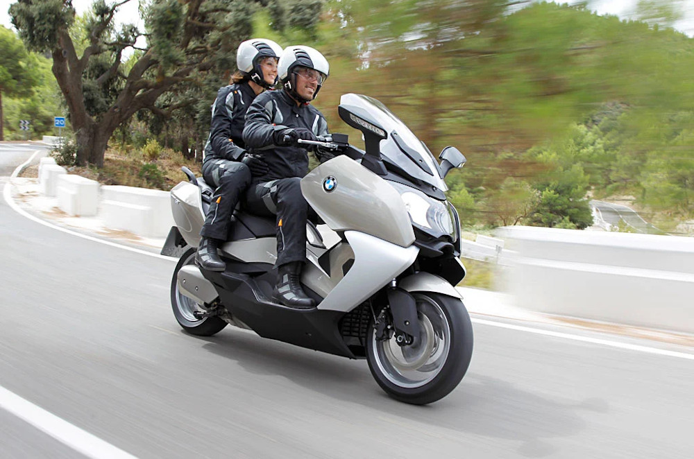 5 essential maxi-scooter features | MotoDeal